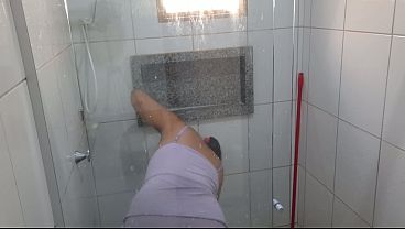 Puta No Banheiro: Minha Mulher Se Exibe Suada E Mostra O Bucet&atilde;o Na Faxina! thumbnail