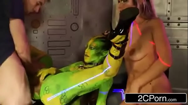 3-way With Green Et Bitch And Wonderful Earthling Blonde thumbnail