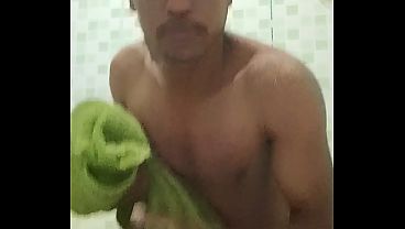 Nonton Billy Tomando Banho No Banheiro thumbnail