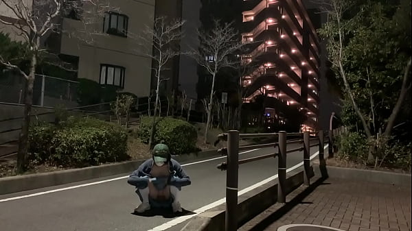 女装まゆ住宅街で露出 thumbnail