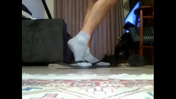 Rapaz Brincando De Chinelo Meia thumbnail