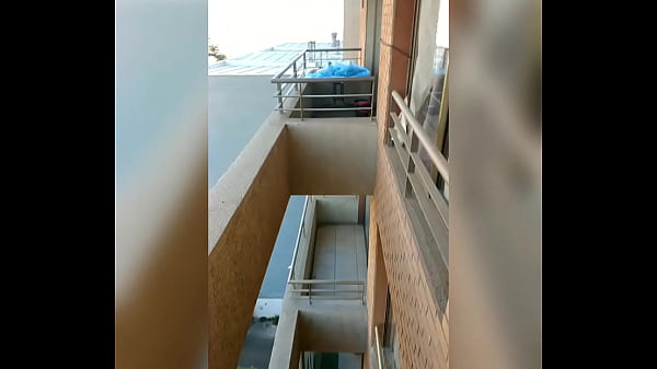 Masturbandome en el balc&oacuten donde todos me pueden ver