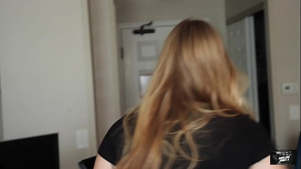 Nonton Real Amateur Porn: Lucky Fan Bangs His Favorite Porn Star Emily Sky thumbnail