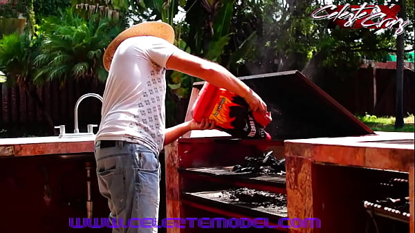 Celezte cruz se folla a este obrero de su casa 