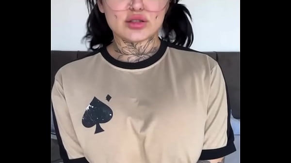 Pamela suelen com peitos grandes pulando 