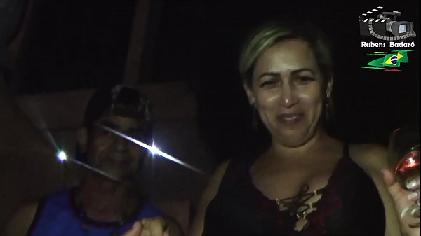 Loira rabuda faz sexo na rua com estranhos 