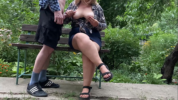 Nonton Milf Lets Me Cum On Her Tits thumbnail