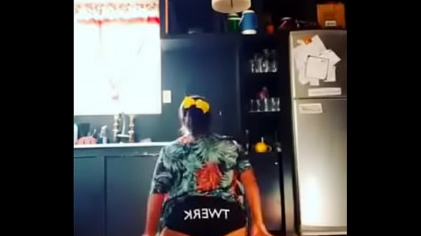 Gorda haciendo twerk en la cocina