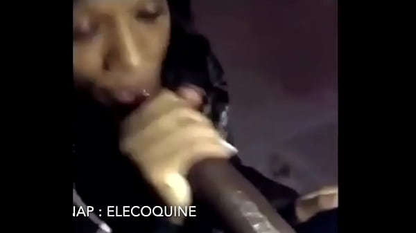 Nonton Elle Gobe Sa Queue En Pleine Rue Sous La Neige thumbnail