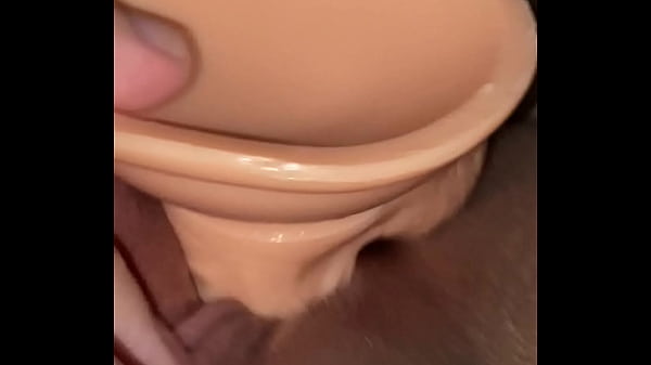 Latina Mojada Masturb&aacute;ndose Con Dildo - Primer Plano Real thumbnail