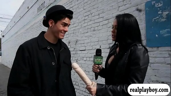 Nonton Tall Guy Convinced To Toy Fucks Girl's Pussy For Cash thumbnail