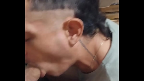 Novinho com tesao na piroca me botou pra mamar no estoque do trabalho 