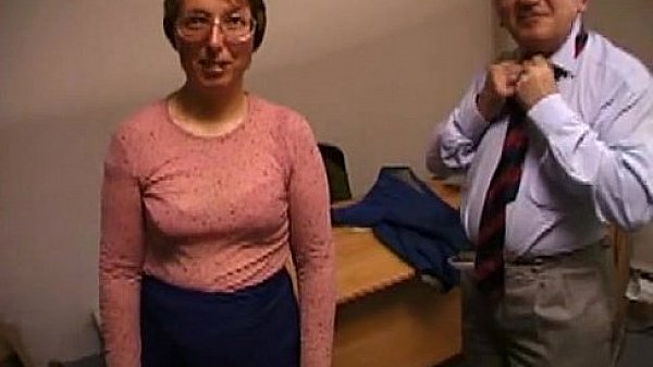 Nonton Old Man Fucking His Wife And Cumming On Face thumbnail