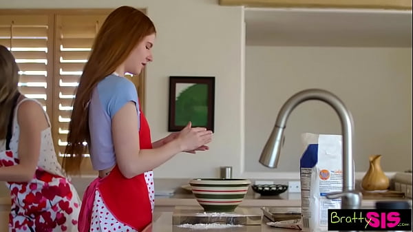 Nonton Step Sisters Valentines Cookie - S17:e4 thumbnail