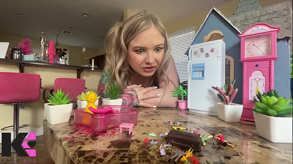 Unaware Giantess Discovers Her Taste For Screaming/fighting Tinies thumbnail