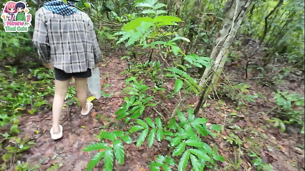 Play MP4 - สาวไทย เดินหาเห็ดในป่าลึกจนปวดเยี่ยว