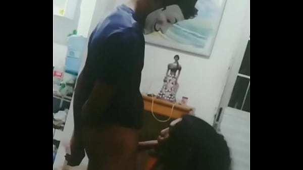 Nem deu tempo de ir pro quarto novinho me comeu na sala mesmo