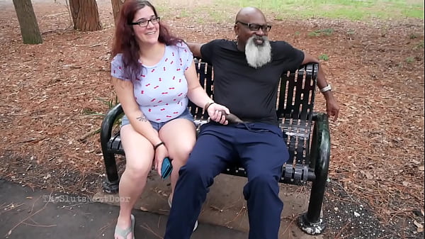 Nonton Nerdy Milf Strokes And Suck Blk Dick In The Park thumbnail