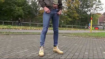 Everyone can see my jeans full of piss 