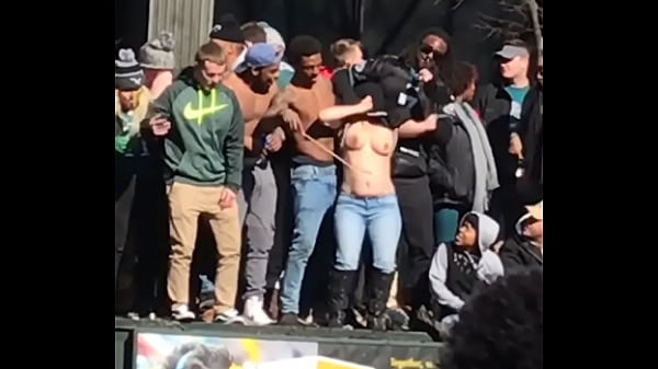 Nonton White Girl Shaking Titties At Philadelphia Eagles Super Bowl Celebration Parade thumbnail