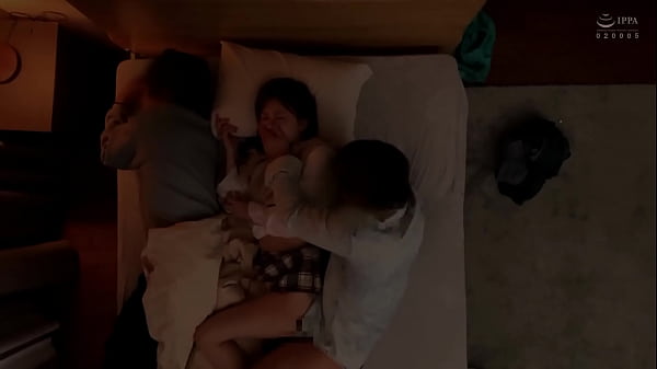 友達の彼女と3人で宅飲み。●い潰れてそのまま雑魚寝してしまったが&hellip;。目を覚ますと、無防備に眠る彼女の姿が。●いに任せてちょっとイタズラをするだけのつもりが... 