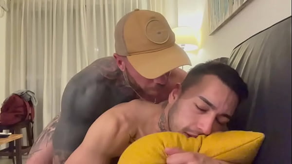 Gigante Hombre Masculo Y Pijudo Le Da Pija Y Pre&ntilde;a A A Pendejito Twink - Bareback - Leche - Big Dig - Big Cock thumbnail