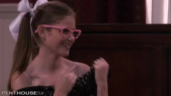 Nonton Sexy Lara Brookes Indulges In Penthouse Babe Dillion Harper's Shaved Pussy thumbnail