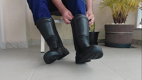 PUTTING ON THE WORK BOOT – MLV03 (65C32)