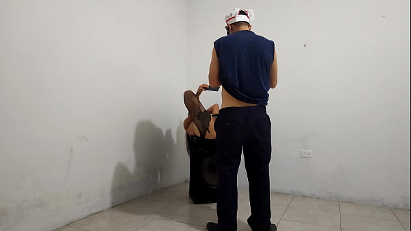 El Jefe De La Cocina Se Encuentra A Una Cliente Que Desea Probar Un Plato Especial!! El Macho Observa Detenidamente A Su Cliente. Ella Lo Seduce Y Terminan Teniendo Sexo Intenso En La Bodega. Porno R thumbnail