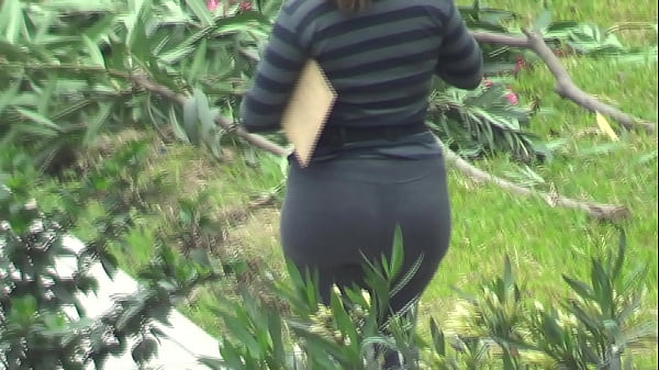Venezolana Culona Paseando Por El Parque De Mi Urbanizaci&oacute;n thumbnail