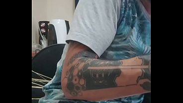A mã_o boba subindo devagar durante a sessã_o de tatuagem A mã_o boba subindo devagar durante a sessã_o de tatuagem