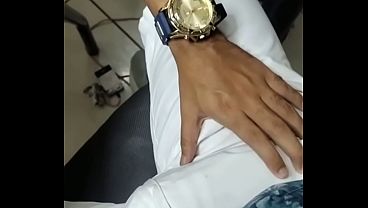 A m&atilde_o boba subindo devagar durante a sess&atilde_o de tatuagem
