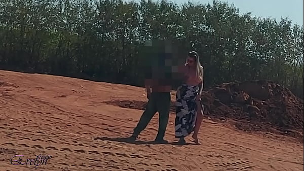 EU FAZENDO A GAROTA PERDIDA NO MEIO DO MATO COM OS PEÃO NO INTERIOR DE SP FUDENDO COM 2 NO MATO E NO TRATOR VEJA COMPLETO NO X.RED