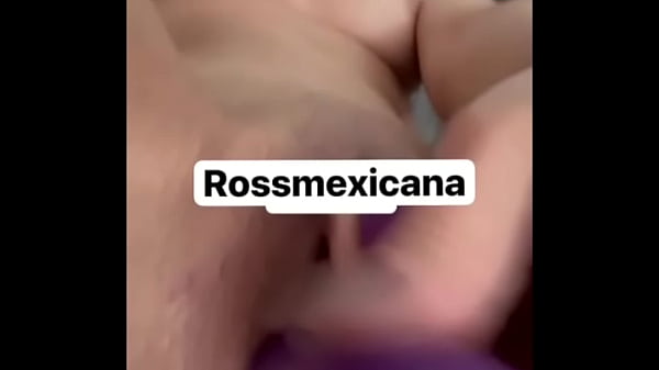 Nonton Que Rico Se Mete Su Dildo Pensando Que Es Una Verga Rica Y Calientita thumbnail