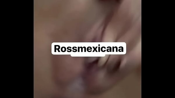 QUE RICO SE METE SU DILDO PENSANDO QUE ES UNA VERGA RICA Y CALIENTITA