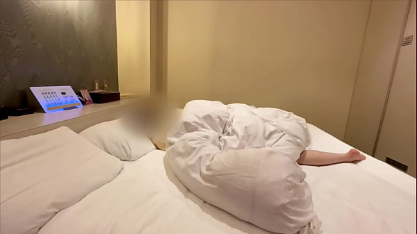 Nonton 休んでたらいきなり生挿入されて連続アクメしてしまうヘンタイ不倫妻 thumbnail