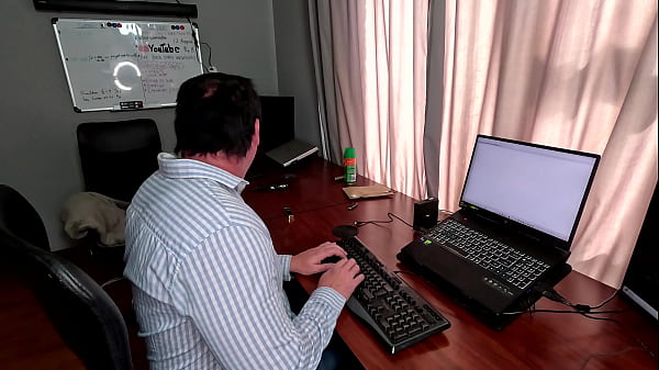 Nonton Desperate Slut Gives Her Boss A Blowjob For A Promotion In Return thumbnail