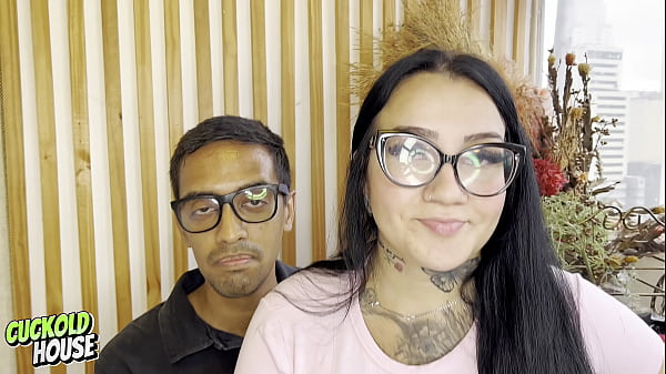 Puta Infiel Fodendo 2 Machos De Verdade, Na Frente Do Corno Manso thumbnail