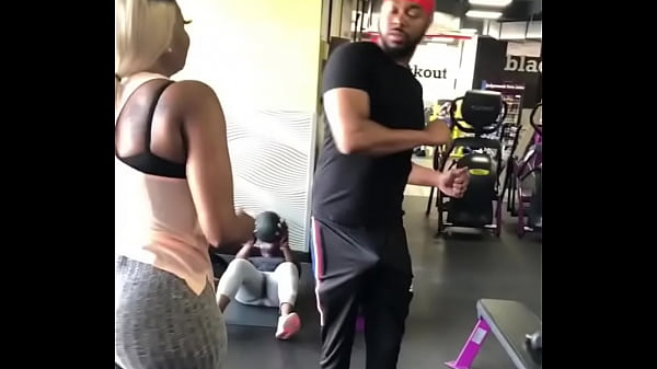 Nonton Ebony Babe Doing Work Out thumbnail
