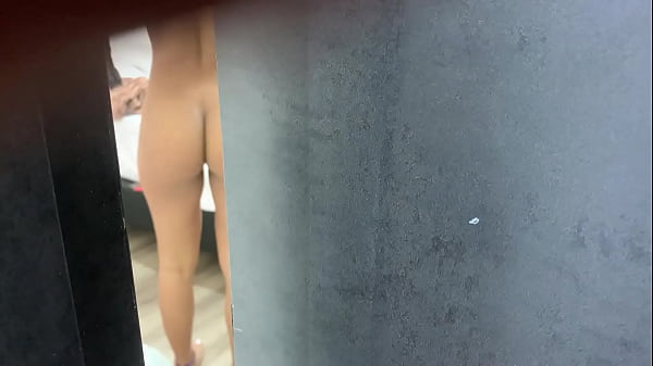 ESPIANDO A MI HERMANASTRA ABIERTA DE PIERNAS SE LE VE SU COÑ_O APRETADO