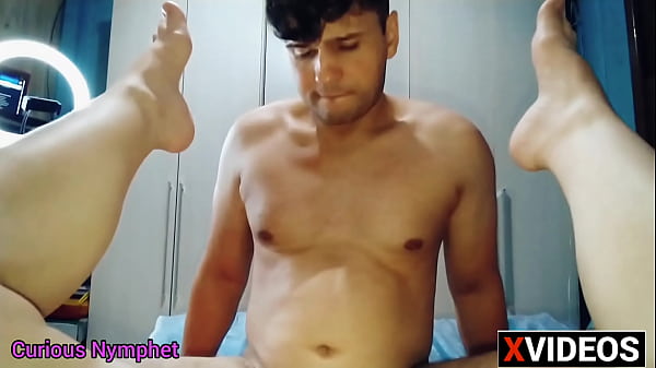 Curious goddess gostosa bunda grande lambendo seus p&eacute;s chupando e fodendo sua buceta 