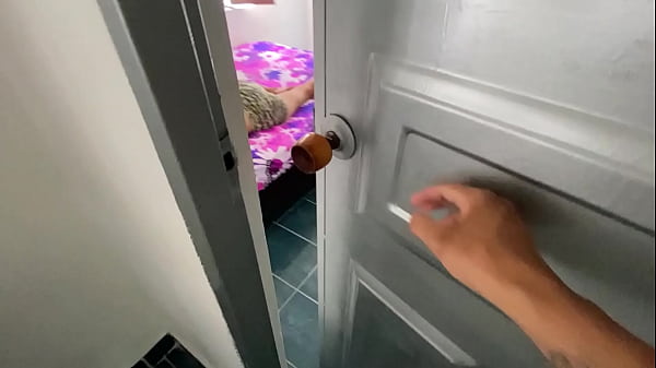 Nonton La Mujer Le Pide Al Marido Que Cuide A Su Hijastra Mientras Va Al Trabajo Y El Muy Pervertido Le Rompe El Co&ntilde;o thumbnail