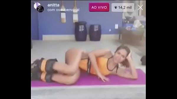 Anitta quase mostra a pepeca 