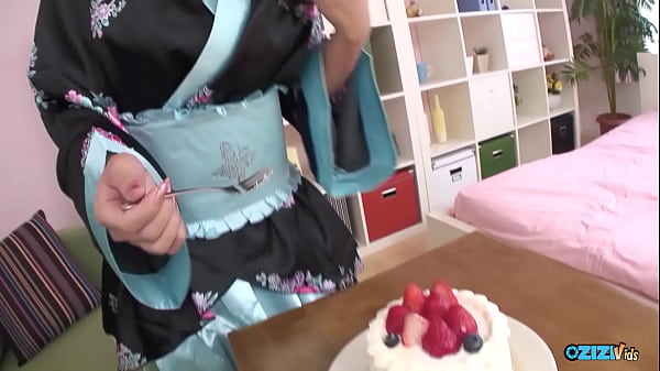 Nonton She Brought A Cake To Facilitate Receiving Sexual Attention After Eating It. thumbnail