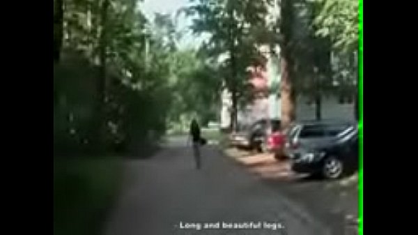 Una morena est&aacute; afuera y le est&aacute; haciendo una mamada a un chico pov 