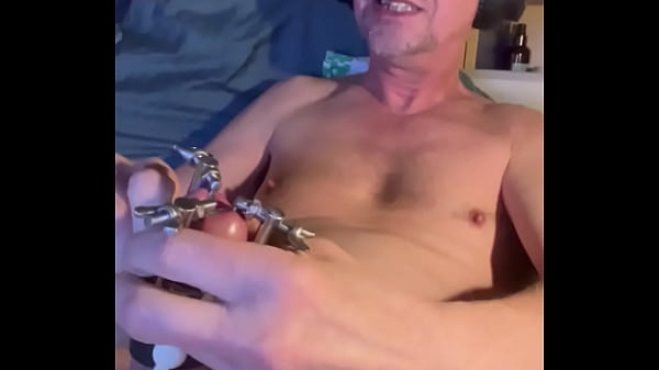 Oprekken met een drie tanden cockring 