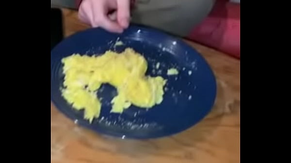Nonton Guy Smashing Eggs thumbnail