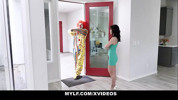 Pretty Milf (alanacruise) Sucks Off A Big Dick Clown thumbnail