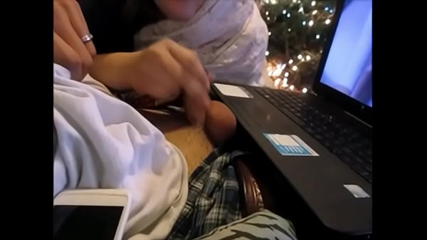 Nonton Wife Depthroat Husband Dick & Swallow Mouth Of Cum While Watching Porn thumbnail