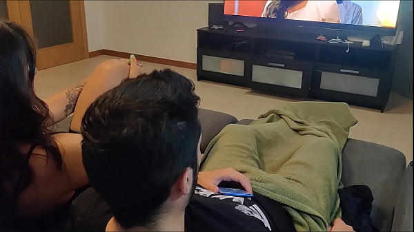 mi hermanastra me atrap&oacute; masturb&aacute;ndome y viendo porno, as&iacute; que me hizo una mamada 